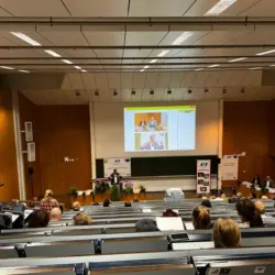 Die Diskussion wurde zusammen mit den Teilnehmenden vor Ort und im Chat geführt...