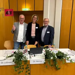 ...souverän geleitet durch das Moderatorenteam. Hier an Tag 1: Leßmann, Herzog, Franzky