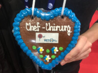 Wer als schnellster und am schönsten die drei vorgegebenen Nahttechniken auf sein Nahtpad zaubern konnte, hat sich nicht nur den Titel „Chef-Chirurg“ erkämpft, sondern auch einen kostenlosen Zugang zum Digitalen OP-Buch gewonnen.